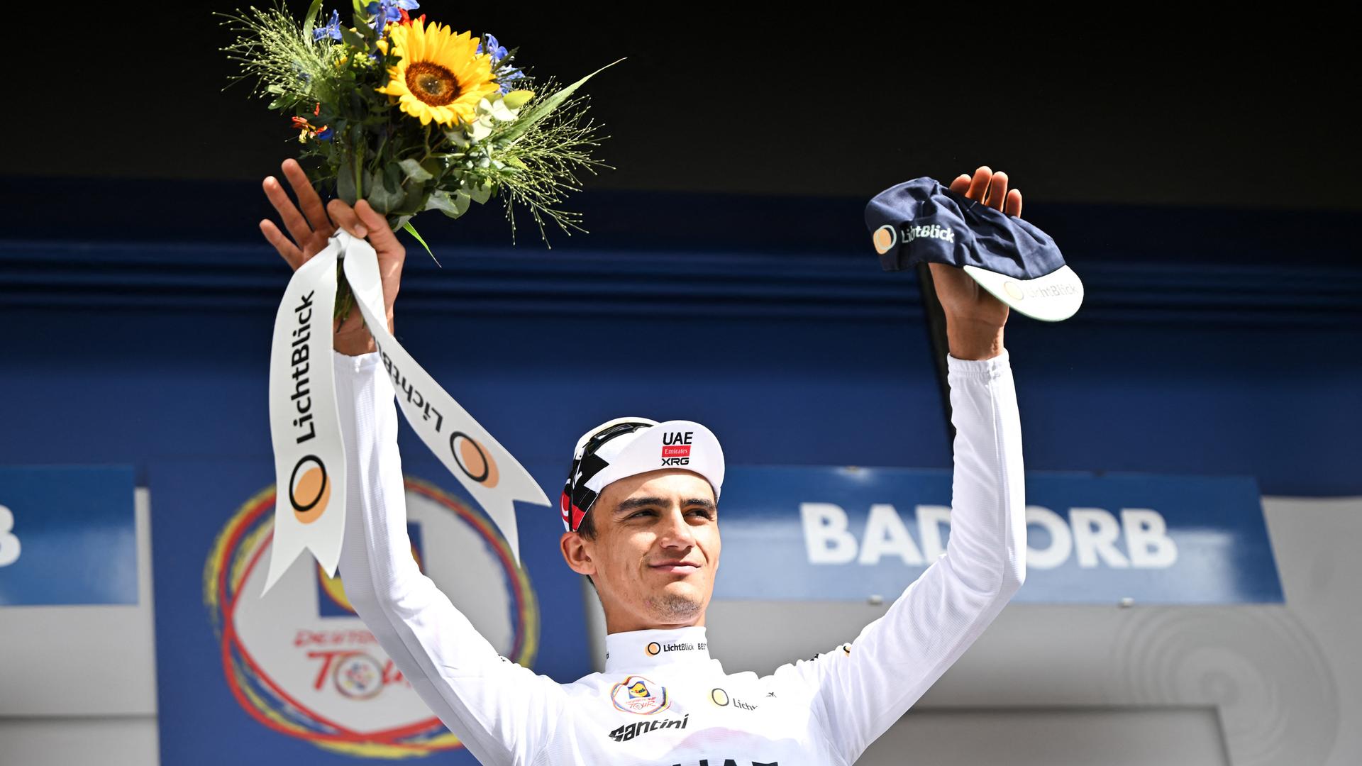 Isaac Del Toro jubelt auf dem Podium nach seinem Etappensieg. Isaac Del Toro jubelt auf dem Podium nach seinem Etappensieg.
