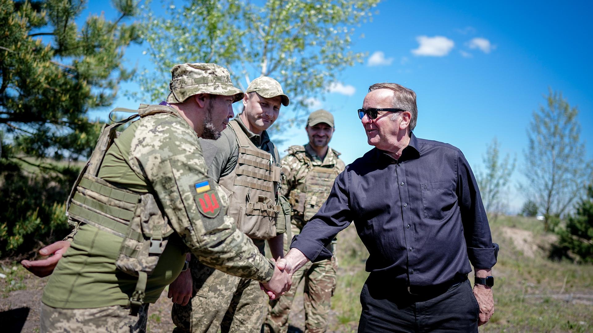 Boris Pistorius (r, SPD), Bundesminister der Verteidigung, wird beim Besuch einer Drohnenabwehrstellung am Stadtrand von Kiew von einem ukrainischen Soldaten begrüßt. Boris Pistorius (r, SPD), Bundesminister der Verteidigung, wird beim Besuch einer Drohnenabwehrstellung am Stadtrand von Kiew von einem ukrainischen Soldaten begrüßt.