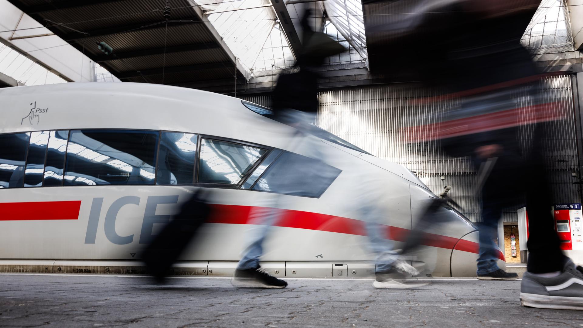Reisende gehen an einem Bahnsteig an einem ICE der Deutschen Bahn am Hauptbahnhof von München vorüber (Aufnahme mit langer Verschlusszeit). Die Lokführergewerkschaft GDL hat die Beschäftigten der Deutschen Bahn zum Streik aufgerufen. Es ist der vierte und mit Abstand der längste Arbeitskampf im laufenden Tarifstreit bei der Deutschen Bahn