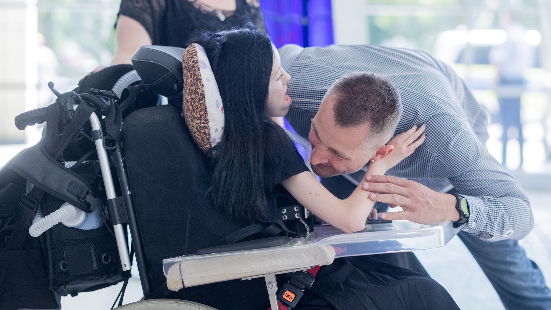 Lebensretter Dustin Raatz und die schwerkranke Chantal Caspari umarmen sich vor der Verleihung der Rettungsmedaille des Landes Nordrhein-Westfalen. Raatz hatte die schwerkranke Chantal Caspari aus den Fluten gerettet. 