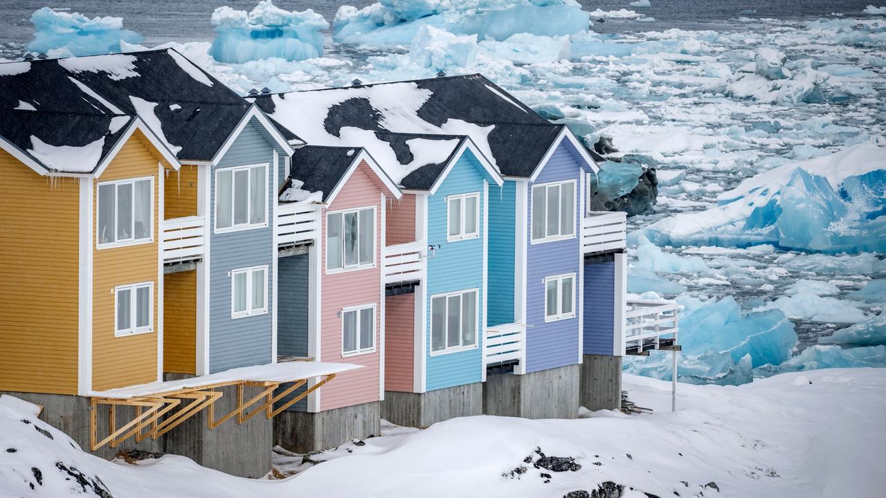 Bunte Häuser der Hauptstadt Nuuk in Grönland inmitten von Schnee 