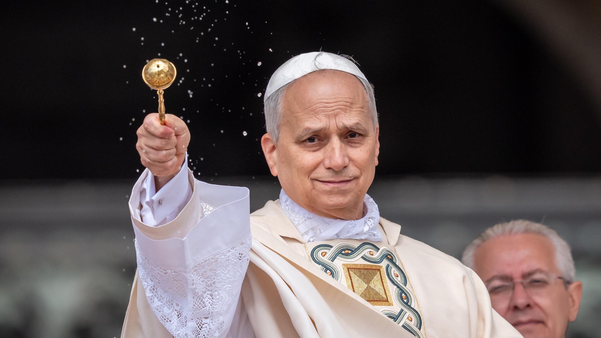 Der neue Papst Leo XIV. bei seiner Amtseinführung auf dem Petersplatz. Der neue Papst Leo XIV. bei seiner Amtseinführung auf dem Petersplatz.