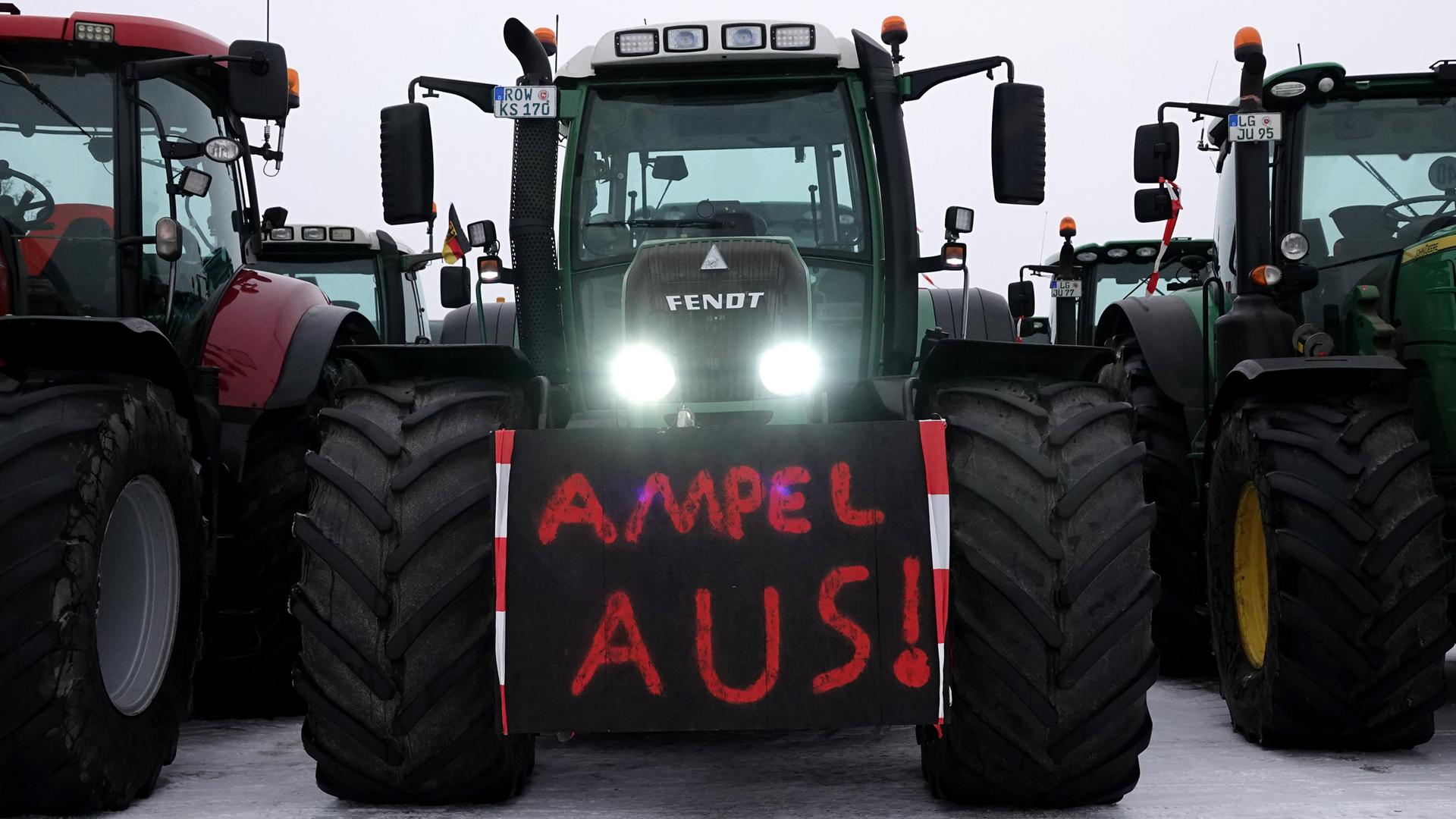 Auf einem Schild an einem Traktor steht: "Ampel aus!" Traktoren stehen auf einem Gelände im Hamburger Hafengebiet. Auf einem Schild an einem Traktor steht: "Ampel aus!" Traktoren stehen auf einem Gelände im Hamburger Hafengebiet.