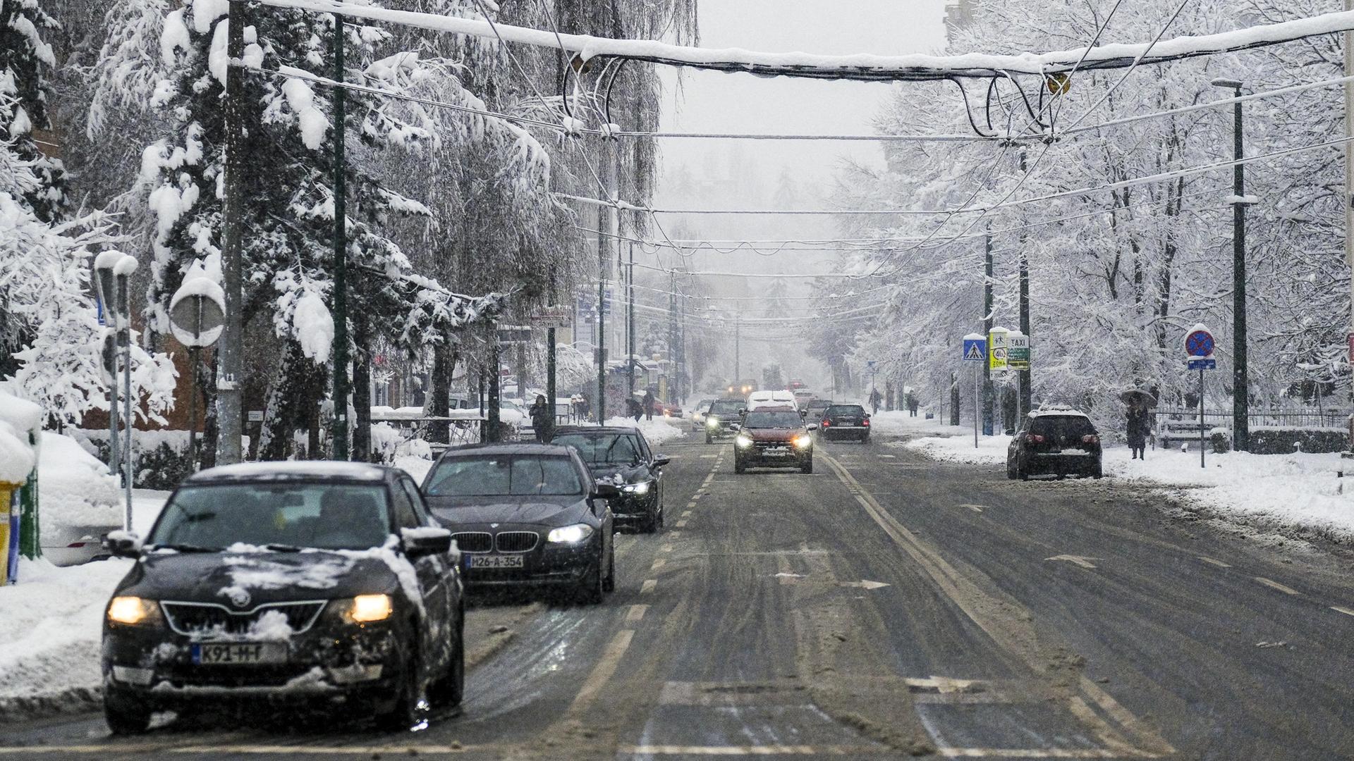 Autos auf einer verschneiten Straße in Sarajevo