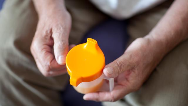 Hände halten eine Schnabeltasse. Hände halten eine Schnabeltasse.