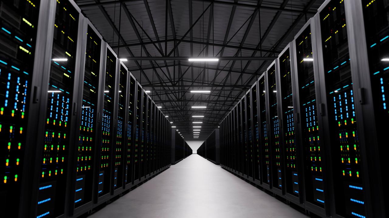 Gang in einem Rechenzentrum mit Server-Racks und beleuchteten Netzwerkgeräten