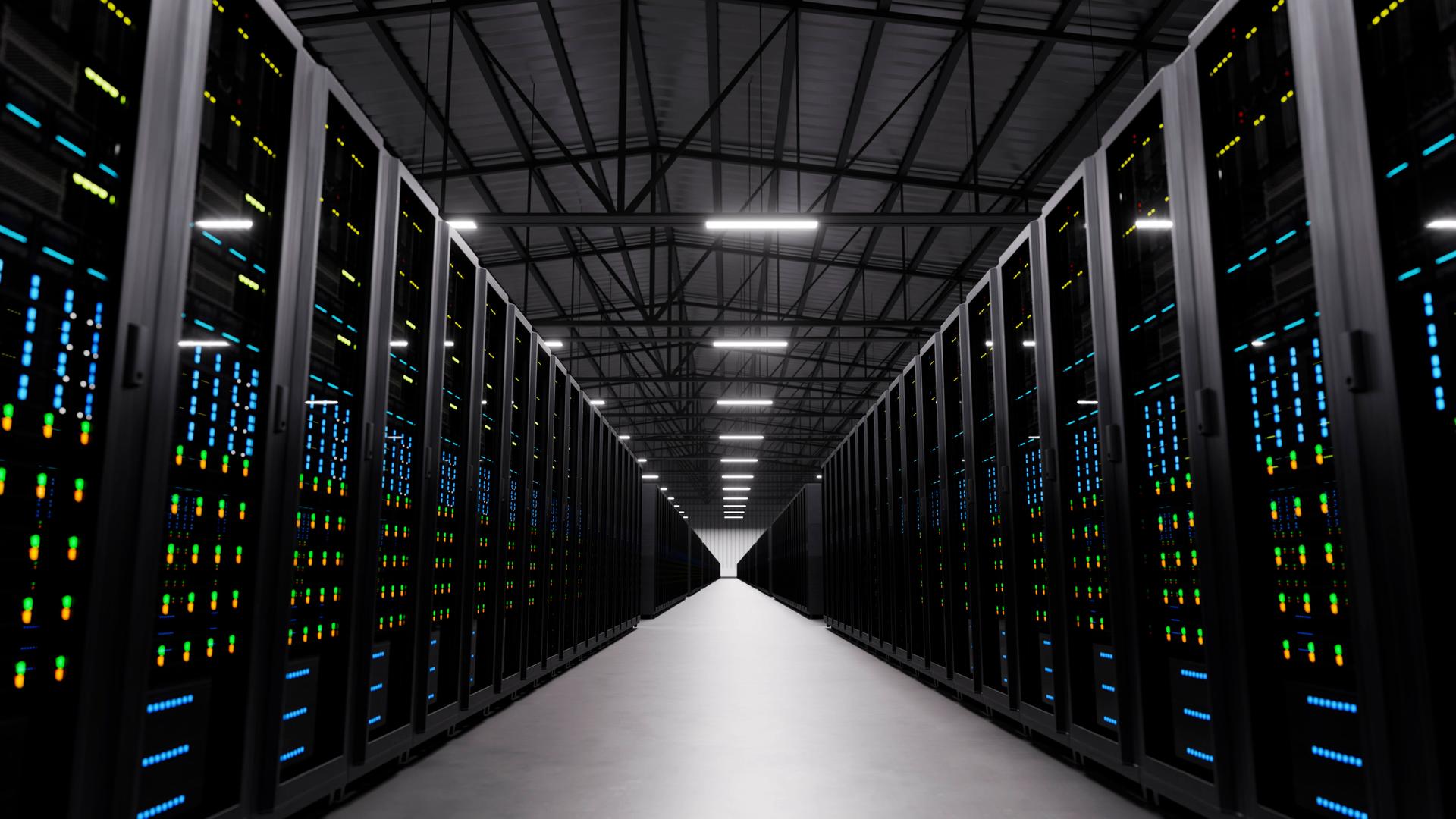 Gang in einem Rechenzentrum mit Server-Racks und beleuchteten Netzwerkgeräten