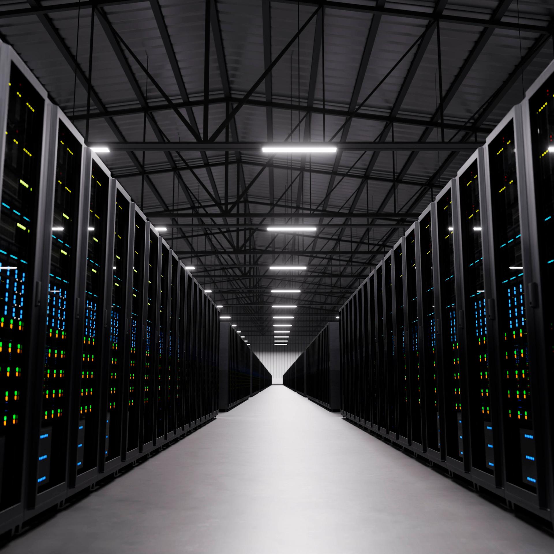 Gang in einem Rechenzentrum mit Server-Racks und beleuchteten Netzwerkgeräten