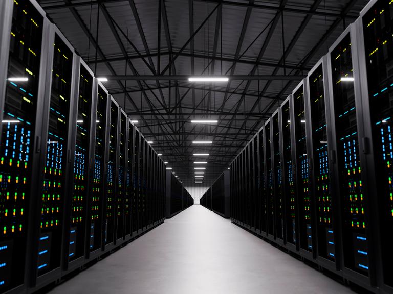 Gang in einem Rechenzentrum mit Server-Racks und beleuchteten Netzwerkgeräten Gang in einem Rechenzentrum mit Server-Racks und beleuchteten Netzwerkgeräten