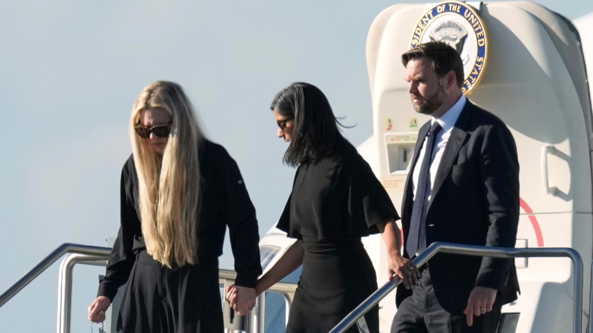 Charlie Kirks Witwe Erika Kirk verlässt gemeinsam mit US-Vizepräsident JD Vance und dessen Frau Usha das Regierungsflugzeug Air Force Two.
