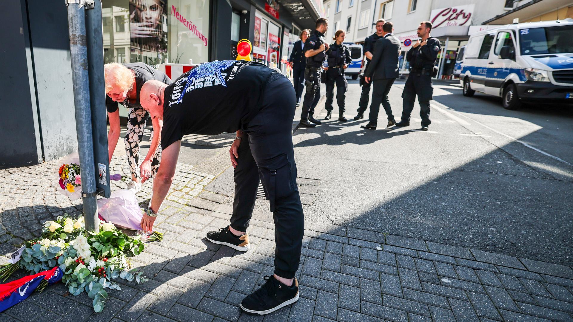 Nach dem Messer-Angriff auf dem Stadt-Fest in Solingen legen Bürger Blumen in der Nähe von dem Tat-Ort ab. 