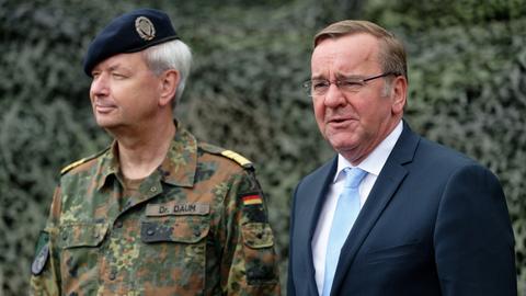 Rheinbach: Boris Pistorius, Bundesminister der Verteidigung, steht bei seinem Antrittsbesuch beim militärischen Organisationsbereich (OrgBer) Cyber- und Informationsraum (CIR) am Standort Rheinbach neben dem Inspekteur CIR, Vizeadmiral Thomas Daum.