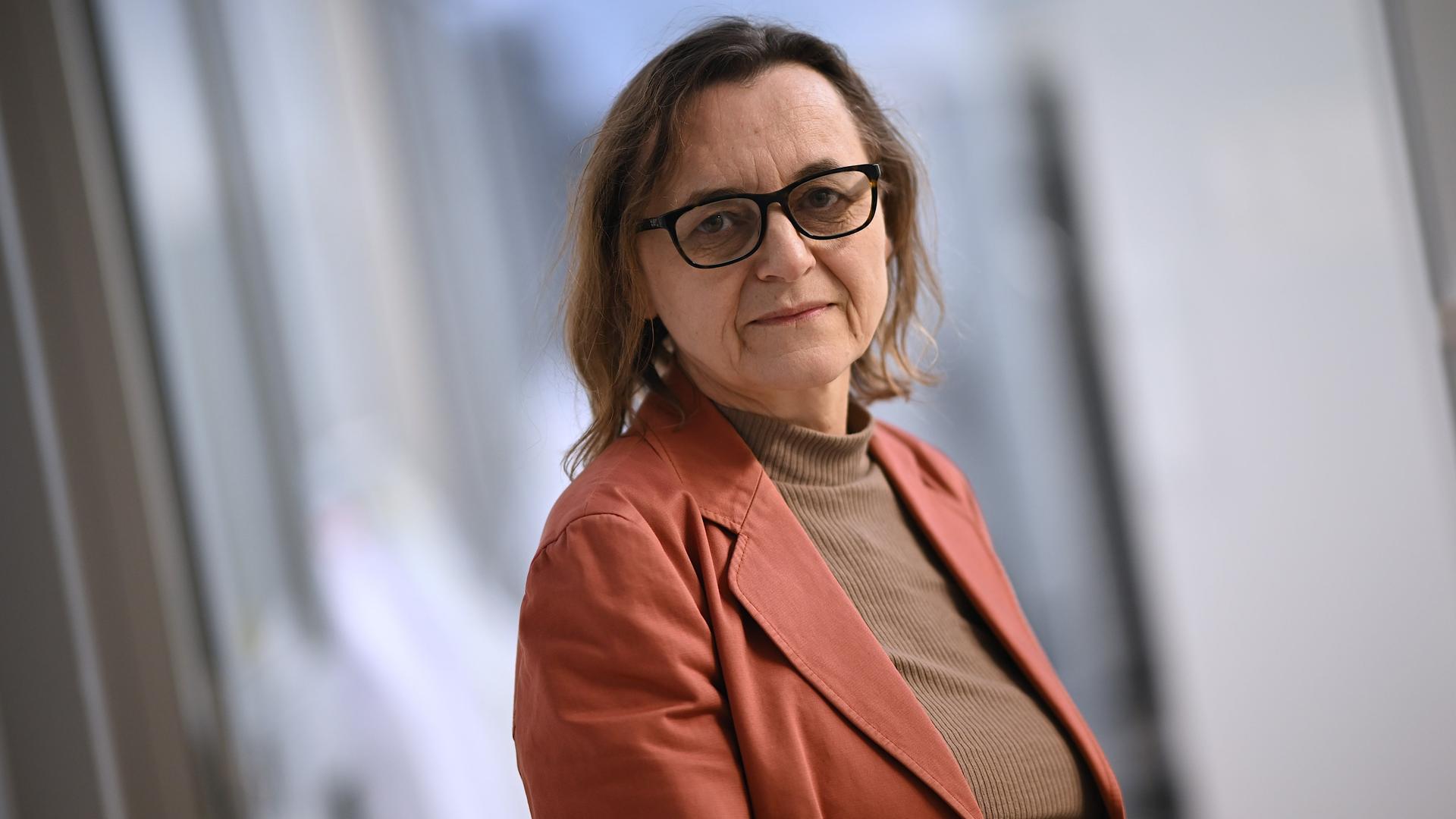 Carmen Scheibenbogen, Long-Covid-Forscherin, steht im Labor im Institut für Medizinische Immunologie an der Charité©.