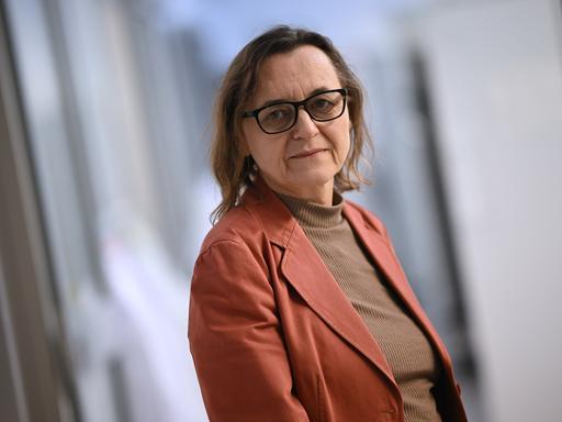 Carmen Scheibenbogen, Long-Covid-Forscherin, steht im Labor im Institut für Medizinische Immunologie an der Charité©.