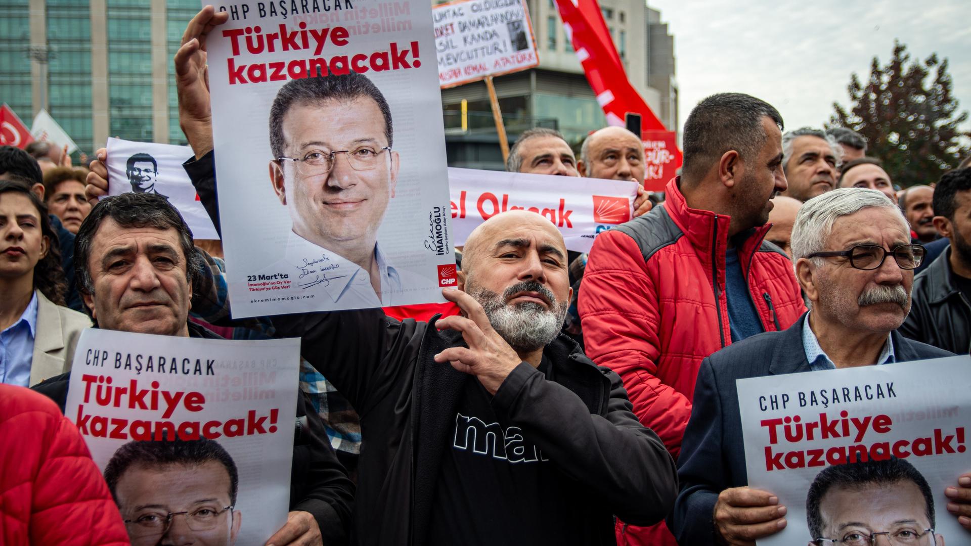 Unterstützer des Istanbuler Bürgermeisters Ekrem İmamoğlu demonstrieren mit Plakaten und Losungen für dessen Freiilassung. Unterstützer des Istanbuler Bürgermeisters Ekrem İmamoğlu demonstrieren mit Plakaten und Losungen für dessen Freiilassung.