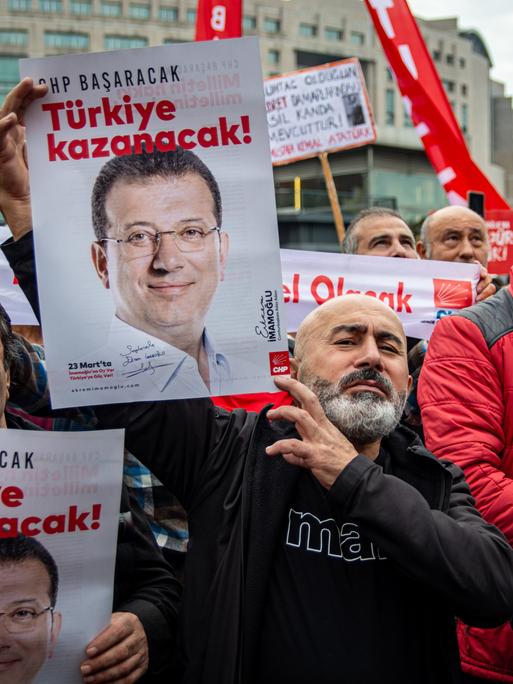 Unterstützer des Istanbuler Bürgermeisters Ekrem İmamoğlu demonstrieren mit Plakaten und Losungen für dessen Freiilassung.  
