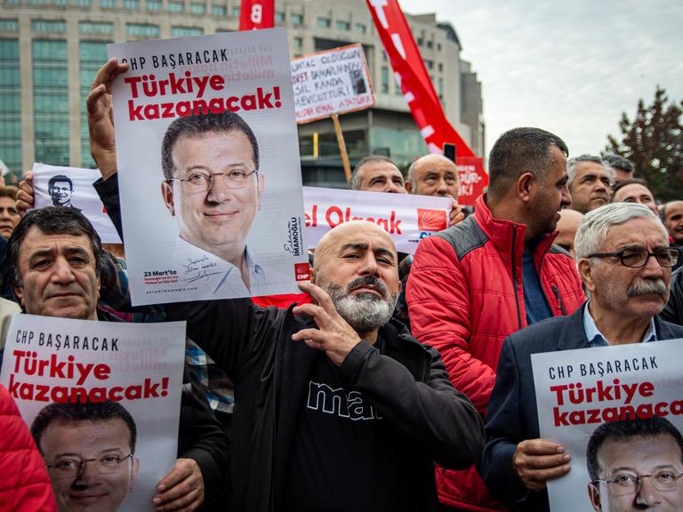 Unterstützer des Istanbuler Bürgermeisters Ekrem İmamoğlu demonstrieren mit Plakaten und Losungen für dessen Freiilassung.  