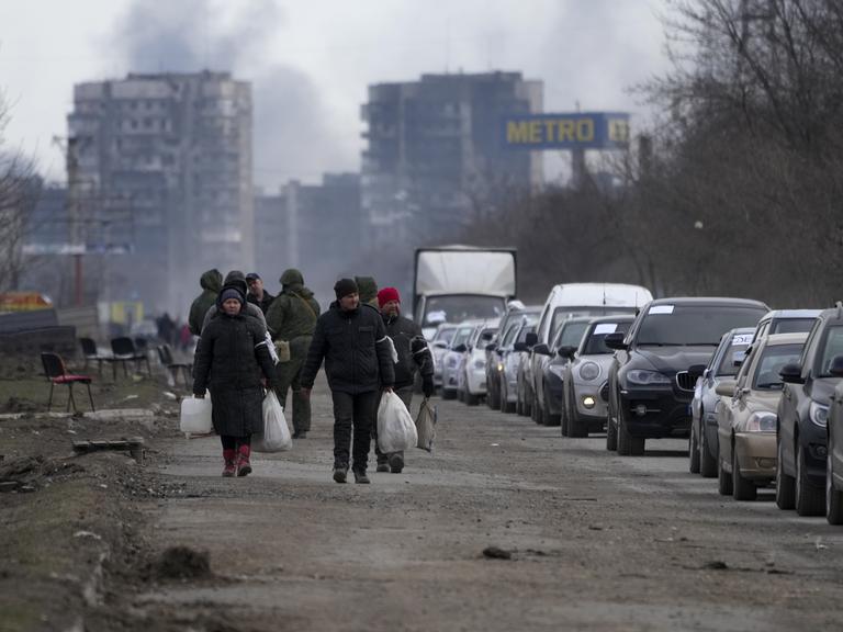 Zivilisten, die in Mariupol aufgrund russischer Angriffe eingeschlossen sind, versuchen, aus der Stadt zu gelangen.  