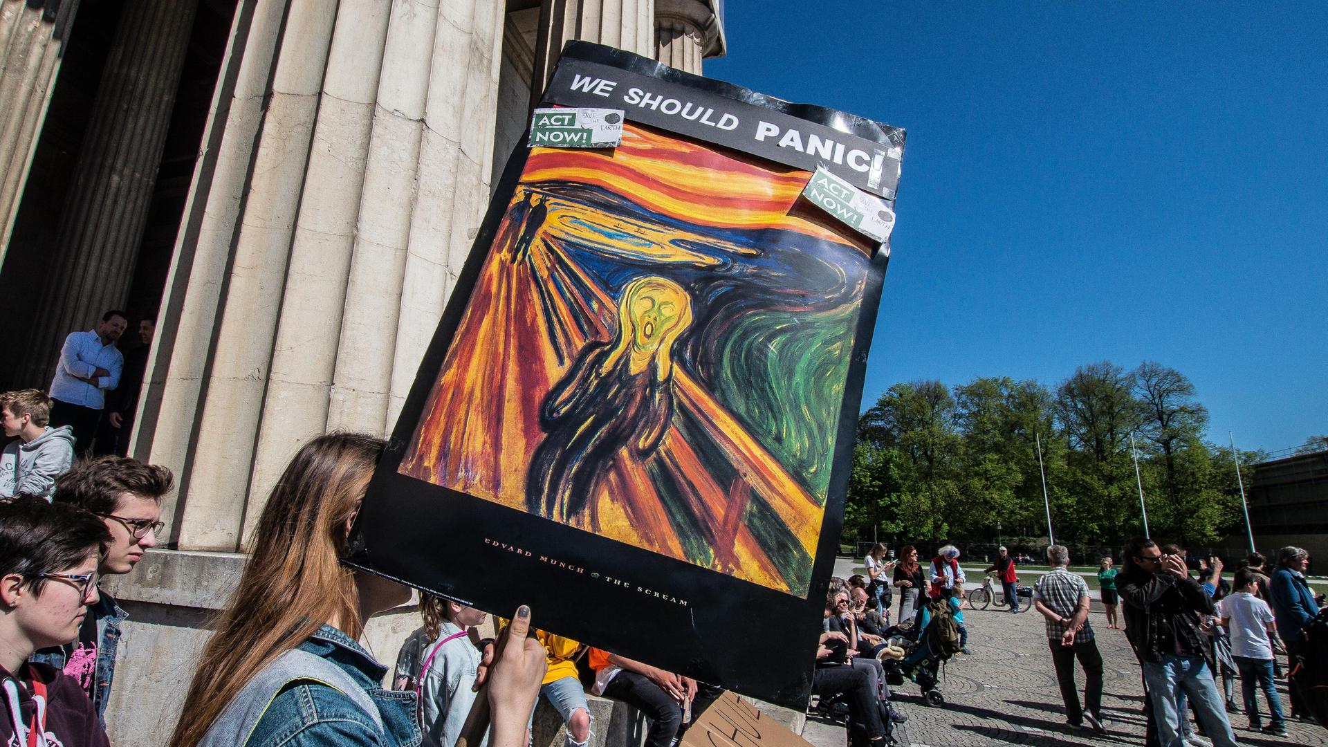 19. April 2019 – München, Bayern, Deutschland – „Der Schrei“, ein Gemälde von Edvard Munch. Mit der Botschaft, dass ein Feiertag sie nicht aufhalten werde, demonstrierten Schüler aus München am Karfreitag auf dem Königsplatz für Klimagerechtigkeit.