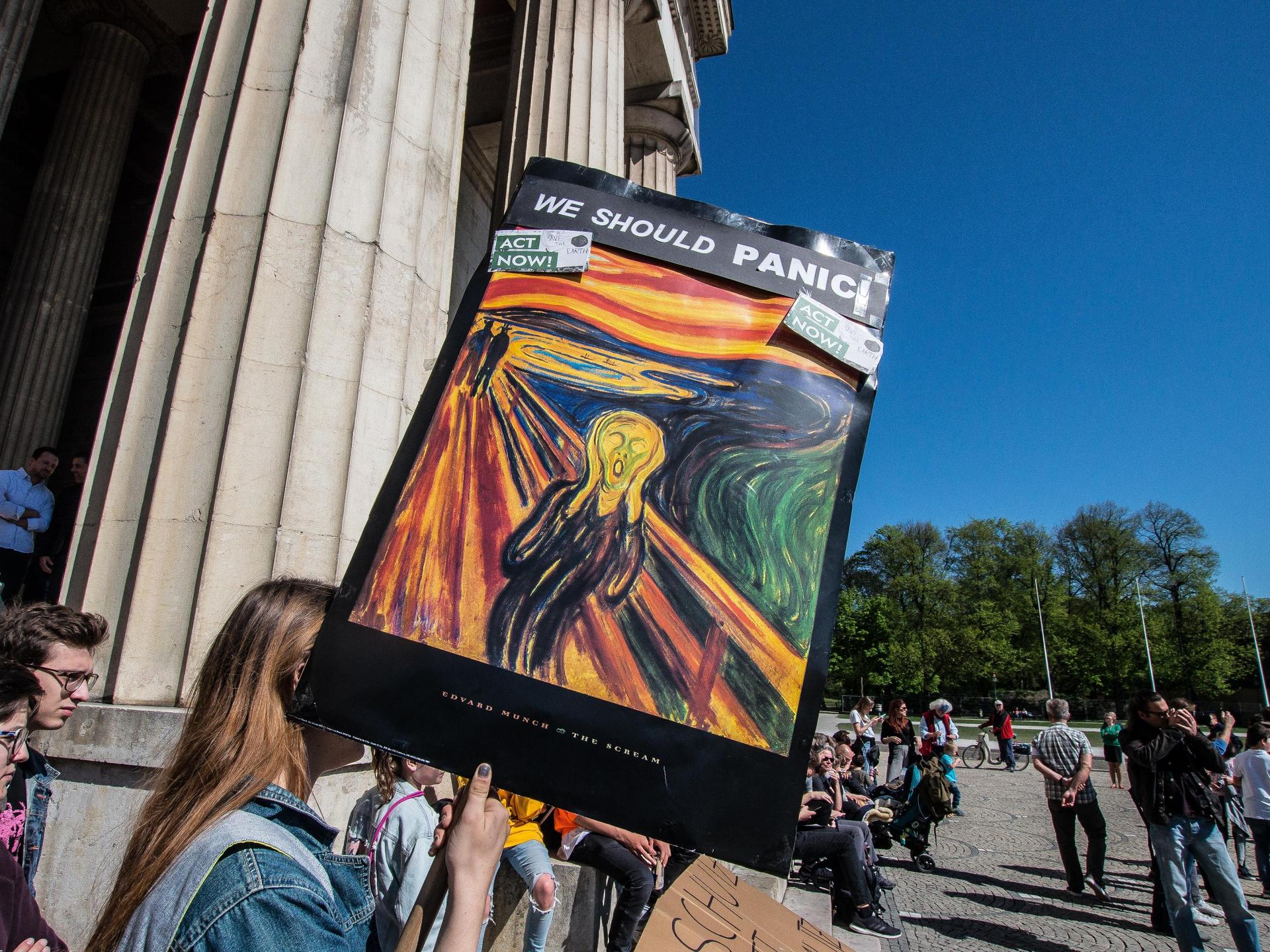 19. April 2019 – München, Bayern, Deutschland – „Der Schrei“, ein Gemälde von Edvard Munch. Mit der Botschaft, dass ein Feiertag sie nicht aufhalten werde, demonstrierten Schüler aus München am Karfreitag auf dem Königsplatz für Klimagerechtigkeit.