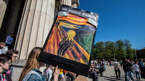 19. April 2019 – München, Bayern, Deutschland – „Der Schrei“, ein Gemälde von Edvard Munch. Mit der Botschaft, dass ein Feiertag sie nicht aufhalten werde, demonstrierten Schüler aus München am Karfreitag auf dem Königsplatz für Klimagerechtigkeit.