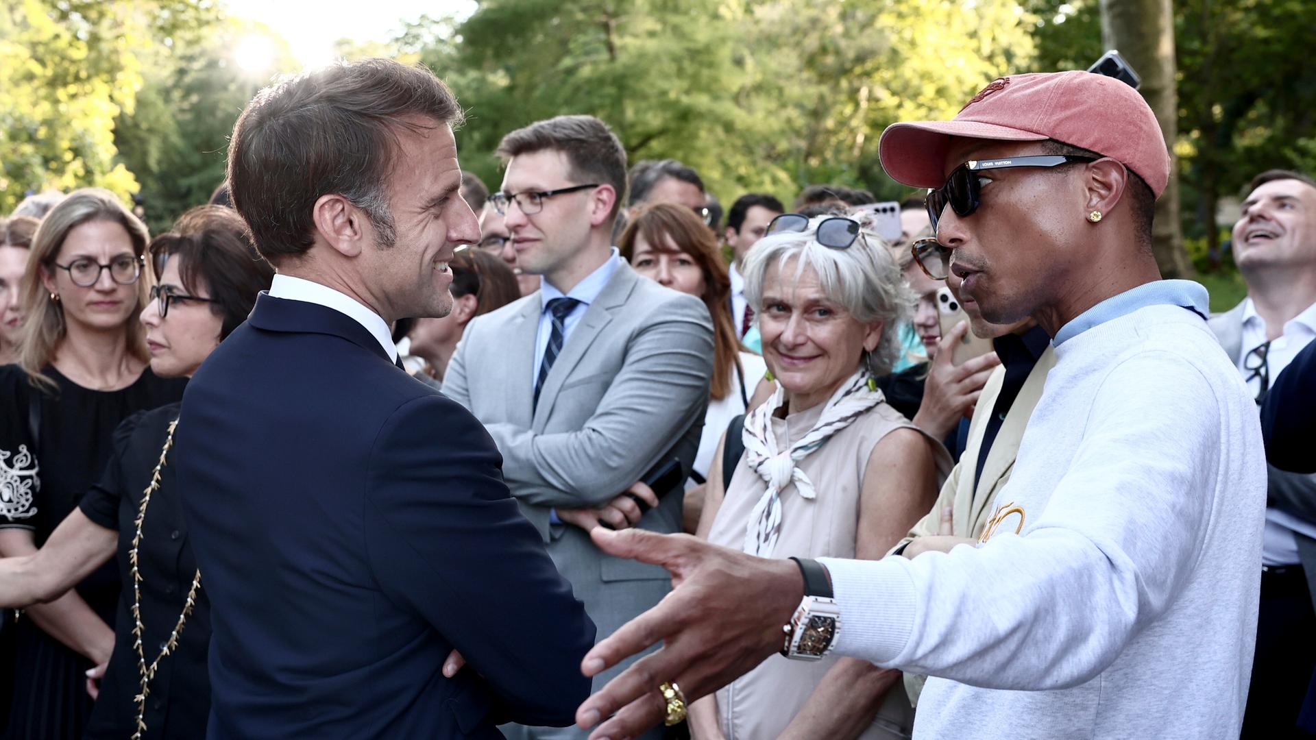 Frankreichs Präsident Macron spricht bei der France Music Week mit dem US-Musiker Pharell Williams Frankreichs Präsident Macron spricht bei der France Music Week mit dem US-Musiker Pharell Williams