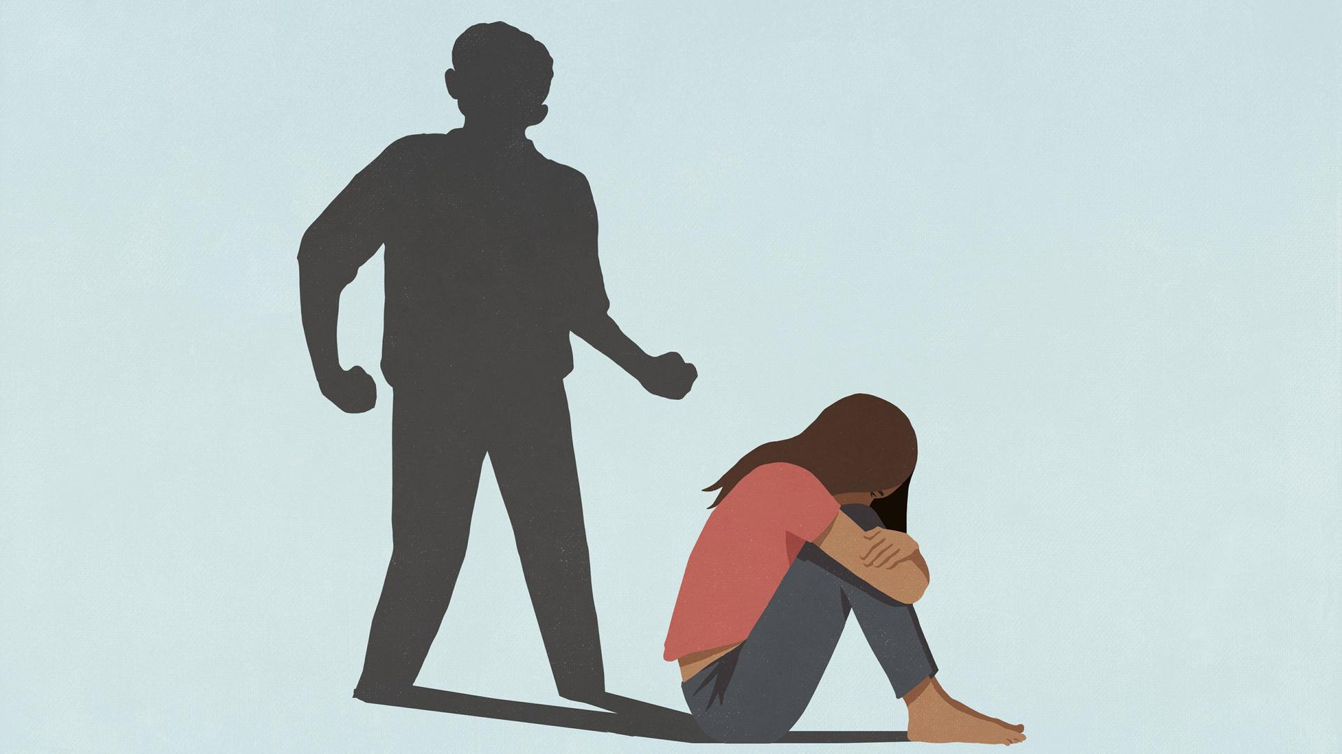 Illustrative Darstellung von einem bedrohlich wirkenden männlichen Schatten, der über einer verängstigten Frau schwebt, die vor einem blauen Hintergrund ihre Knie umklammert Illustrative Darstellung von einem bedrohlich wirkenden männlichen Schatten, der über einer verängstigten Frau schwebt, die vor einem blauen Hintergrund ihre Knie umklammert