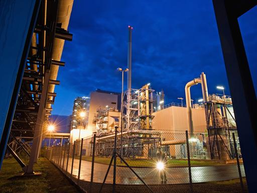 Im Dunkeln beleuchtetes CO2-freies Kohlekraftwerk 