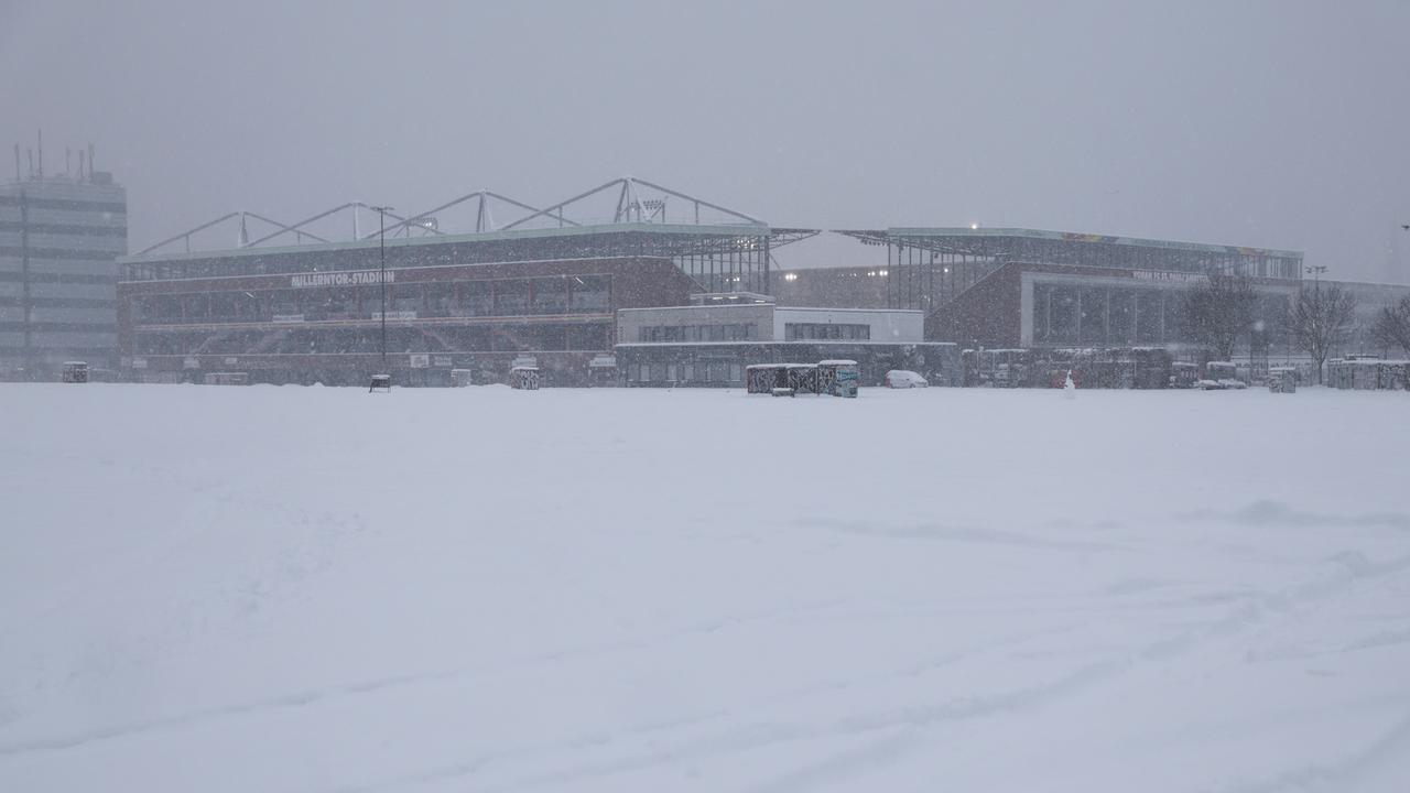 Das Millerntorstadion am Heiligengeistfeld bei dichtem Schneefall.