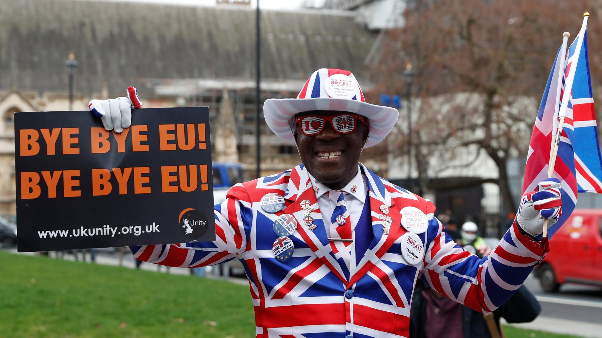 Ein Brexit-Unterstützer hält ein Schild auf dem Parliament Square in London in die Luft, welches den Brexit befürwortet. 