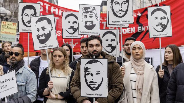 Menschen mit Porträts der Opfer und Spruchbändern gegen Rassismus nehmen am 17. Februar 2024 in Hanau an einem Protestmarsch zum Gedenken an die tödlichen Hanauer Schüsse von 2020 teil, vier Jahre nach dem Anschlag.