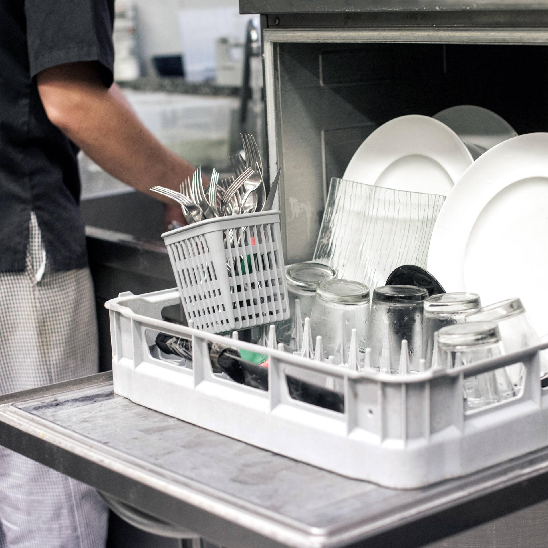 Eine gewerbliche Geschirrspülmaschine – u.a. für den Einsatz in der Gastronomie