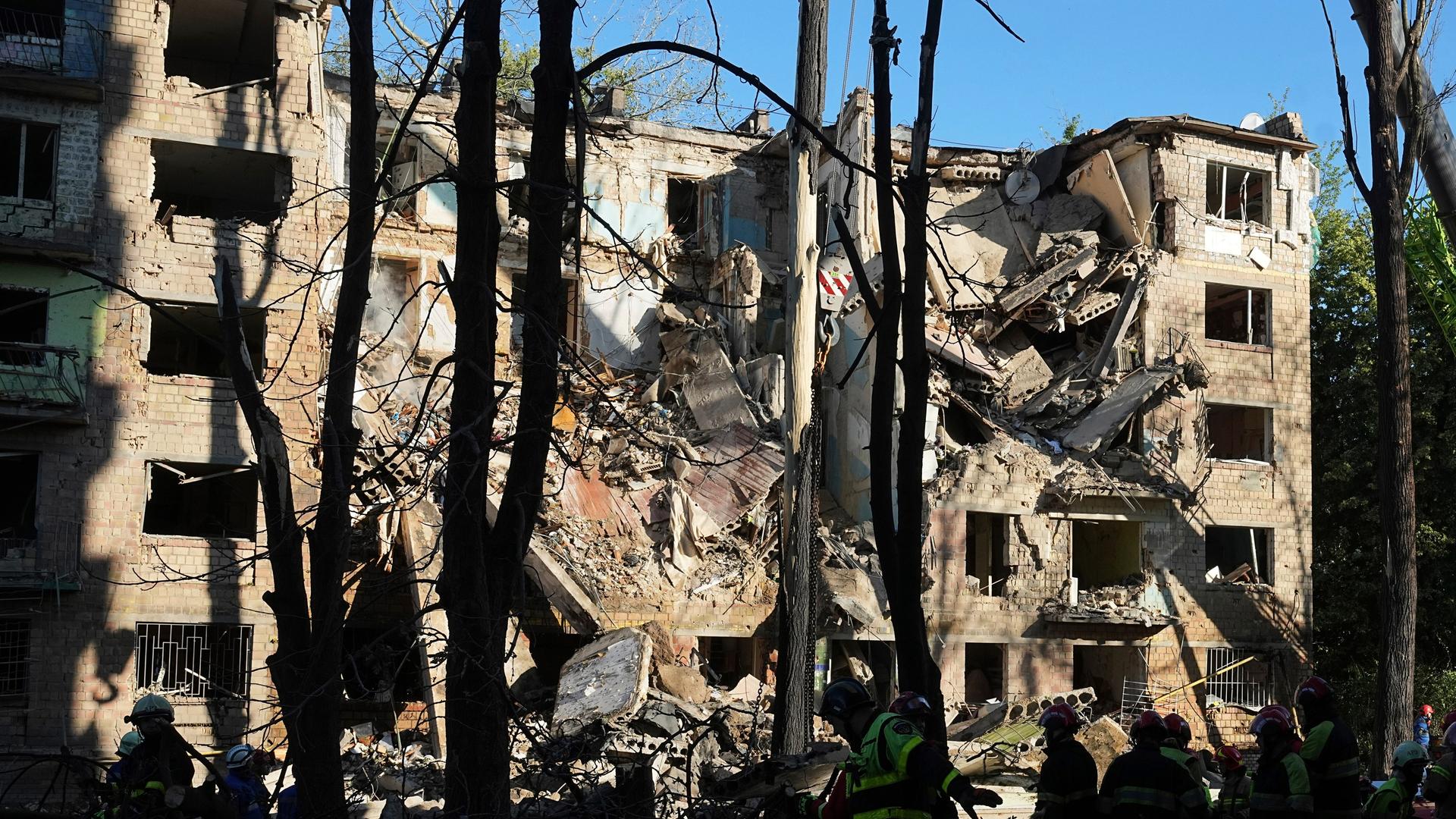 Kiew: Feuerwehrleute arbeiten an einem zerstörten Wohnhaus nach einem russischen Angriff. Kiew: Feuerwehrleute arbeiten an einem zerstörten Wohnhaus nach einem russischen Angriff.
