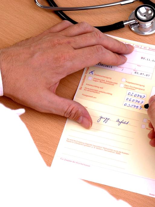 Ein Arzt stellt eine Arbeitsunfähigkeitsbescheinigung aus. Ein Arzt stellt eine Arbeitsunfähigkeitsbescheinigung aus.
