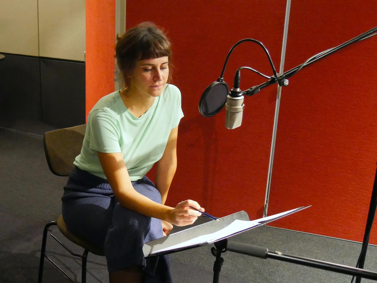 Schauspielerin Florentine Krafft bei den Aufnahmen für das Hörspiel "Die vielen Stimmen meines Bruders".