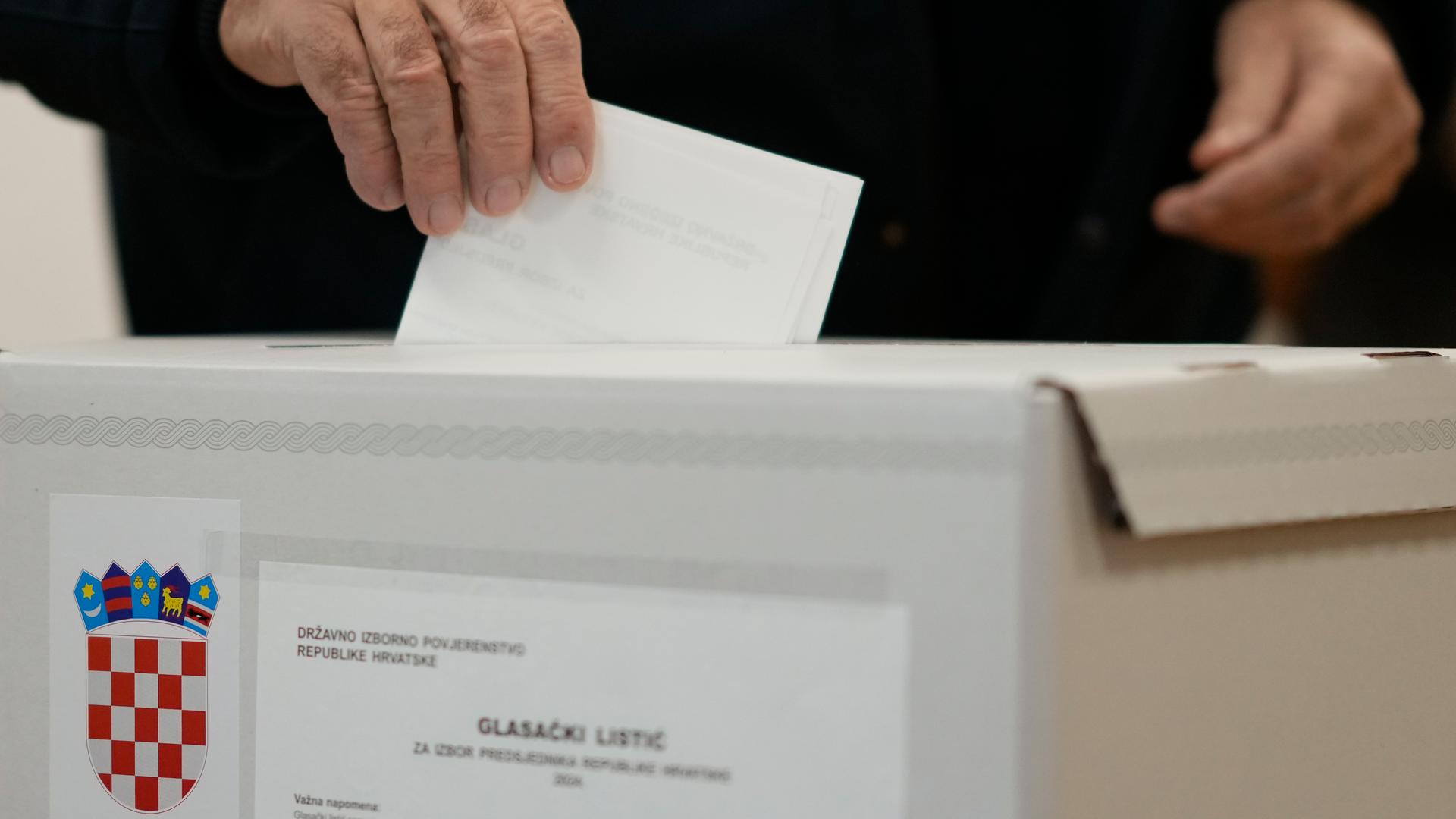 Ein Mann gibt seine Stimme während der kroatischen Präsidentschaftswahl in einem Wahllokal in der Hauptstadt Zagreb ab. 