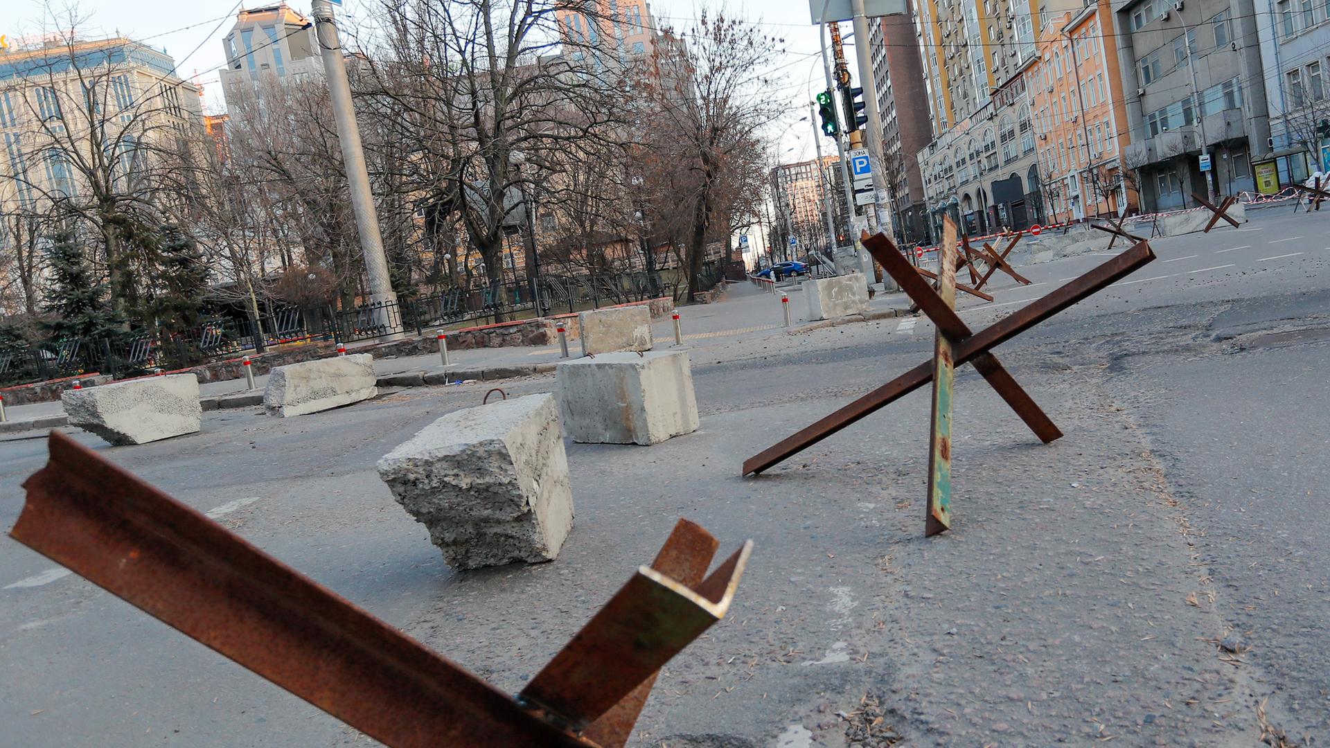 Blockenaden in den verlassenen Straßen von Kiew Blockenaden in den verlassenen Straßen von Kiew