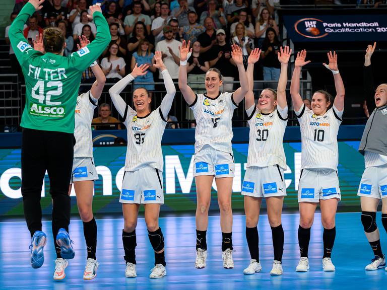 Die deutschen Handball-Nationalspielerinen jubeln über die gelungene Olympia-Qualifikation. (v.li. Torhüterin Katharina Filter, Julia Behnke, Mia Zschocke, Jenny Behrend, Mareike Thomaier) 