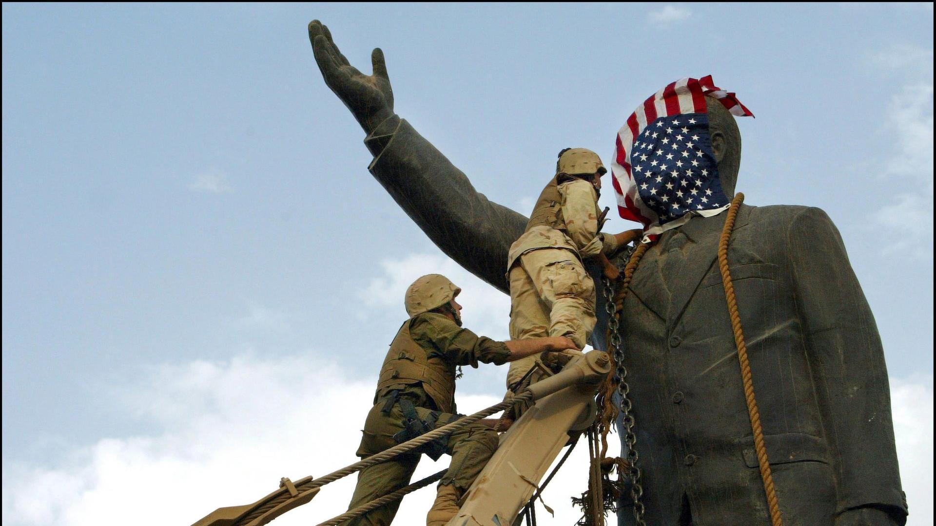 US-Truppen marschieren in die Innenstadt von Bagdad ein und stürzen am 9. April 2003 in Bagdad, Irak, die Statue von Saddam Hussein.