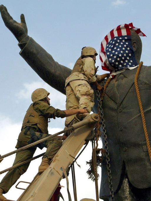 US-Truppen marschieren in die Innenstadt von Bagdad ein und stürzen am 9. April 2003 in Bagdad, Irak, die Statue von Saddam Hussein.