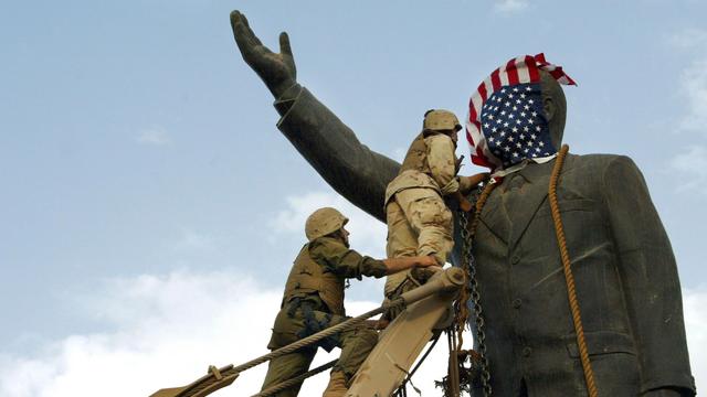 US-Truppen marschieren in die Innenstadt von Bagdad ein und stürzen am 9. April 2003 in Bagdad, Irak, die Statue von Saddam Hussein.