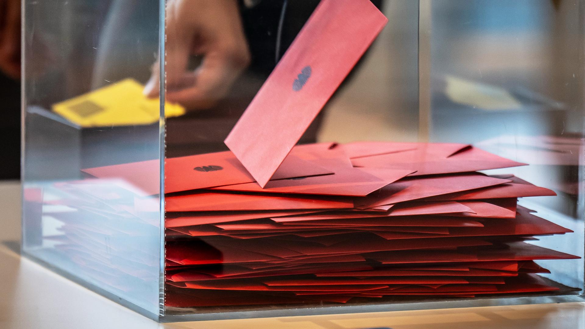 Abgeordnete werfen ihre Stimmzettel in die Wahlurnen im Bundestag für die namentliche Abstimmung von Richtern und Richterinnen am Bundesverfassungsgericht.
