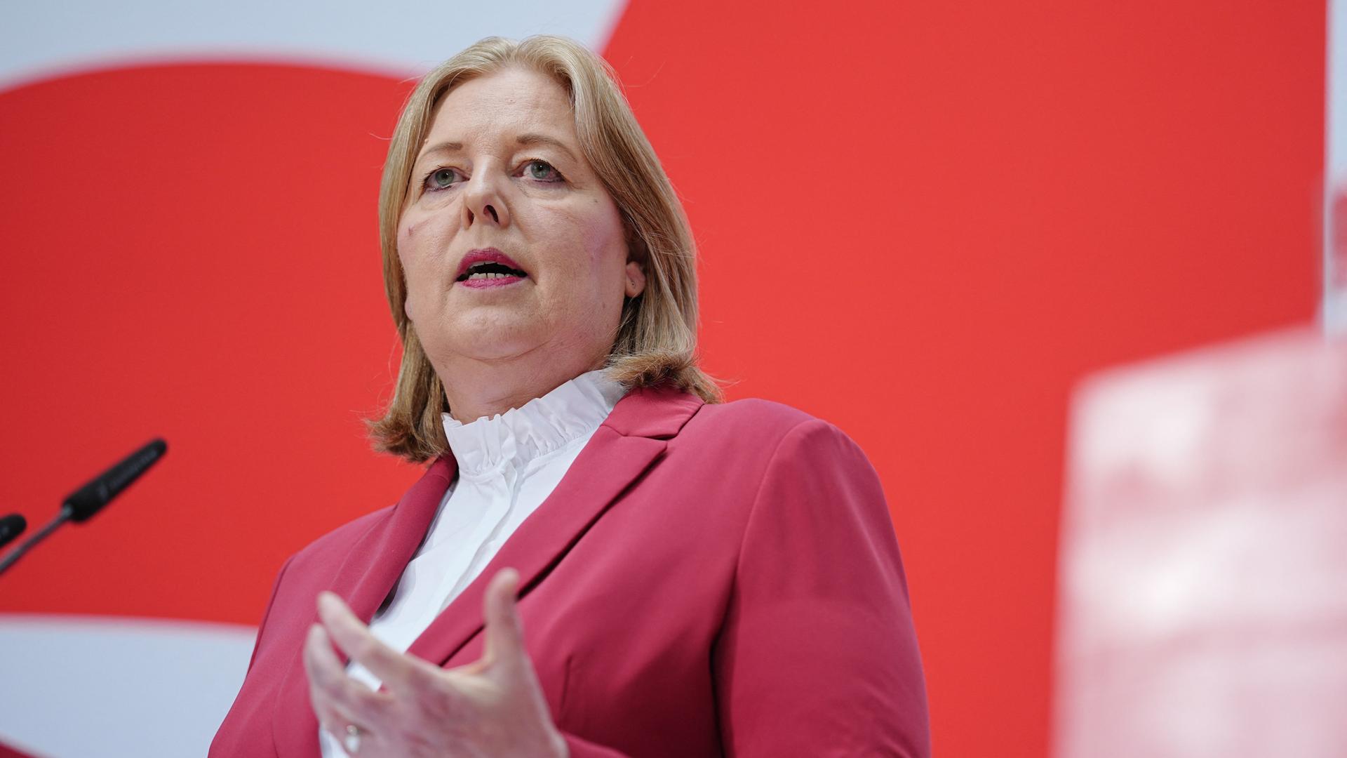 Bärbel Bas (SPD), SPD-Parteivorsitzende, gibt im Willy-Brandt-Haus, der SPD-Parteizentrale, eine Pressekonferenz. Bärbel Bas (SPD), SPD-Parteivorsitzende, gibt im Willy-Brandt-Haus, der SPD-Parteizentrale, eine Pressekonferenz.