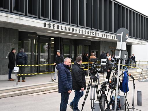 Vor dem Oberlandesgericht in Stuttgart-Stammheim bauen Kameraleute ihre Ausrüstung auf.