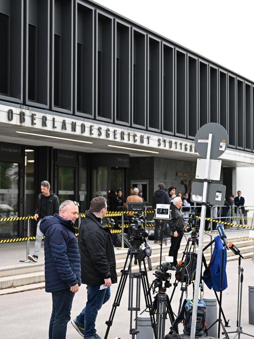 Vor dem Oberlandesgericht in Stuttgart-Stammheim bauen Kameraleute ihre Ausrüstung auf.