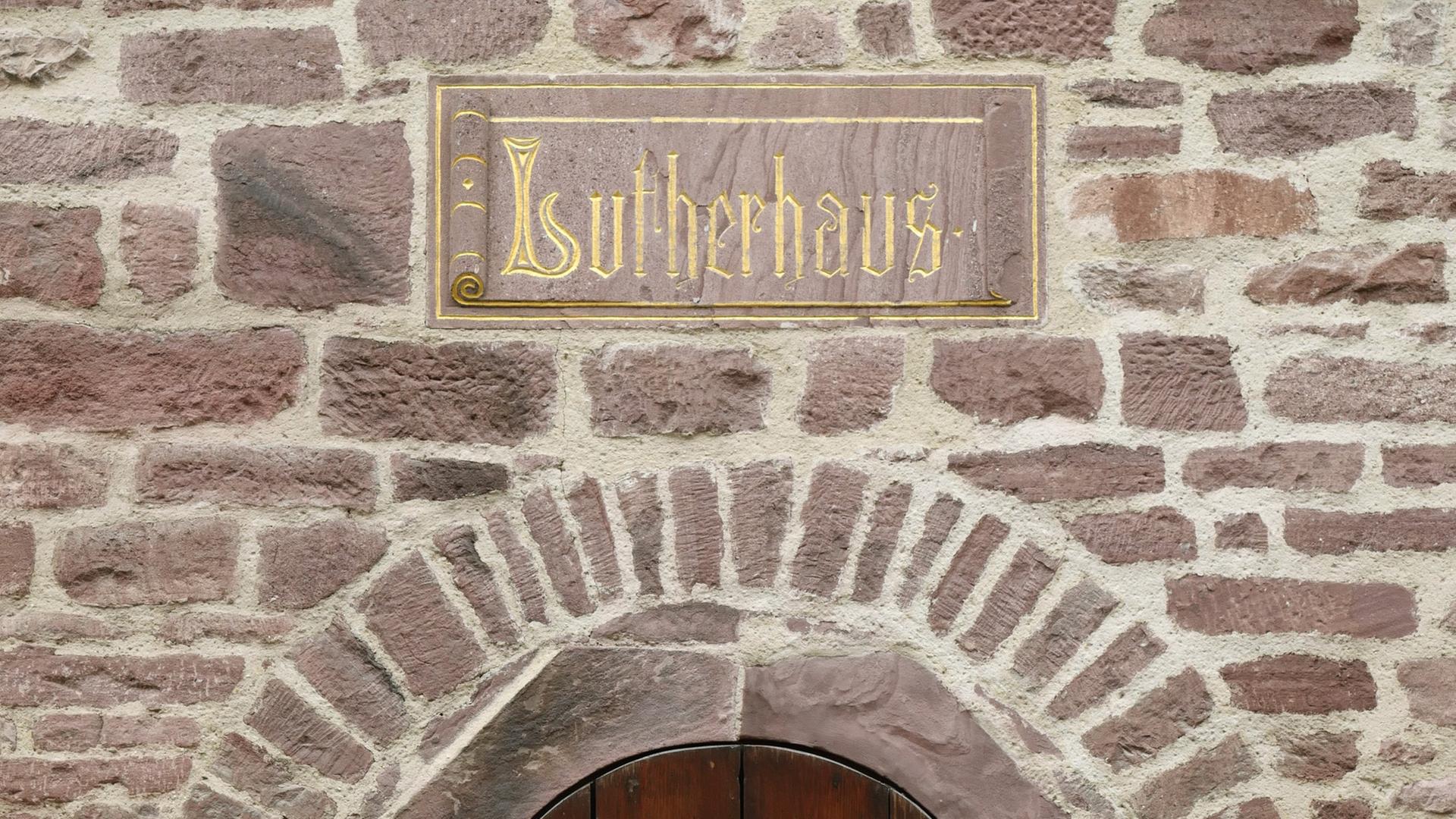 Eine Eingangstür zum Elternhaus des späteren Reformators Martin Luther, aufgenommen in Mansfeld. Eine Eingangstür zum Elternhaus des späteren Reformators Martin Luther, aufgenommen in Mansfeld.