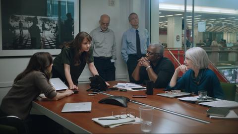 Jodi Kantor (Zoe Kazan), Megan Twohey (Carey Mulligan), Matt Purdy (Frank Wood), David McCraw (Gregg Edelman), Dean Baquet (Andre Braugher) and Rebecca Corbett (Patricia Clarkson) im Film "She Said". Sie stehen in einem Besprechungsraum um einen Tisch herum. 