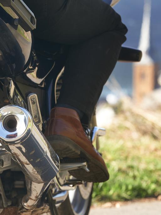 Ein Motorradfahrer fährt über eine Landstraße oberhalb von Alken an der Mosel.