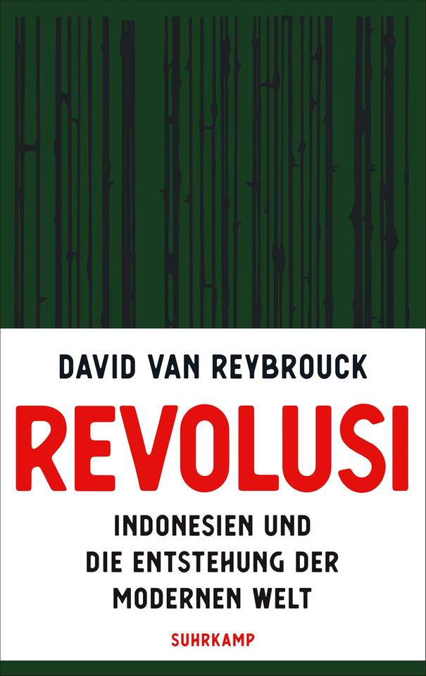 Das Cover des Sachbuches von David van Reybrouck, "Revolusi. Indonesien und die Entstehung der modernen Welt". Der obere Bereich ist grün-schwarz längsgestreift, unten steht der Name David van Reybrouck und der Titel auf weißem Grund. Das Buch ist auf der Sachbuchbestenliste von Deutschlandfunk Kultur, ZDF und "Die Zeit".