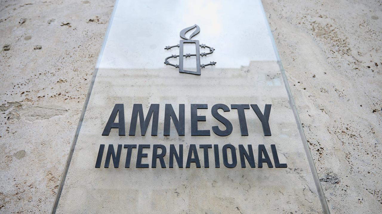 Das Logo von Amnesty International auf einer transparenten Schild an einer Fassade in Berlin. Das Logo von Amnesty International auf einer transparenten Schild an einer Fassade in Berlin.